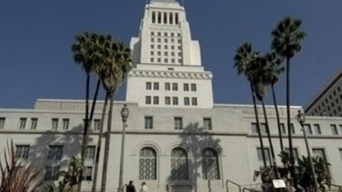 El alcalde Eric Garcetti ha prometido construir 100,000 casas a precios módicos en los próximos siete años.