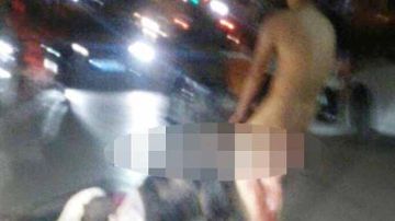 El hombre desnudo golpeó a su esposa en plena calle.