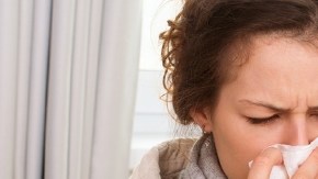 Las autoridades federales  de salud recomiendan que a los primeros síntomas las personas tomen medicamentos antivirales recetados por sus proveedores de salud.