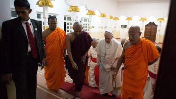 El Sumo Pontífice durante su visita a templo budista.