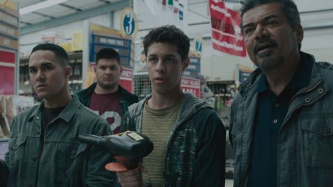 George López rodeado de sus 'alumnos' en 'Spare Parts'.