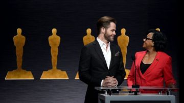 Chris Pine (i) y la presidenta de la Academia de Hollywood Cheryl Boone Isaacs.
