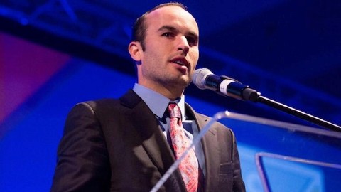 Landon Donovan habla en el draft de la MLS.