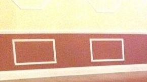 Elida Vásquez le ayuda a Tiburcio a prepararse para su examen, ya que él no sabe ni leer ni escribir.