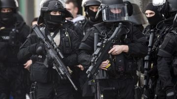 Agentes de las fuerzas especiales de la policía francesa RAID y BRI se preparan para intervenir en la toma de rehenes.