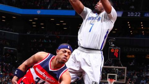Joe Johnson lanza a canasta sobre Paul Pierce.