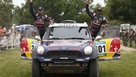 El piloto catarí Nasser Al-Attiyah (d) y su copiloto francés Matthieu Baumel celebran la victoria tras cruzar la línea de meta y ganar el Dakar 2015.