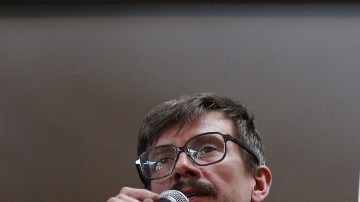 El caricaturista Luz muestra la nueva edición del semanario francés Charlie Hebdo.