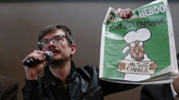 El caricaturista Luz muestra la nueva edición del semanario francés Charlie Hebdo.