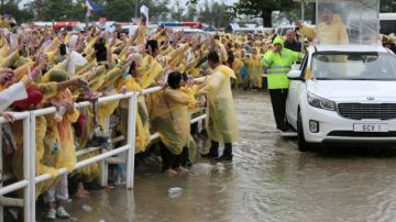 La multitud saluda al Papa Francisco durante su trayecto al aeropuerto de Tacloban.