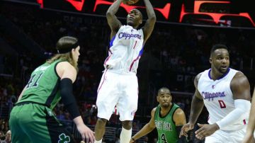 Jamal Crawford intenta un tiro a canasta ante los Celtics de Boston.