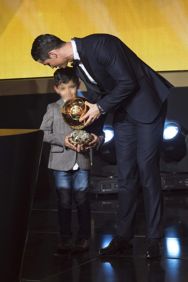 Cristiano Ronaldo, celebra con su hijo Cristiano Jr. el tercer Balón de Oro conseguido, durante la gala de la FIFA que se celebró el 12 de enero en Zúrich, Suiza.