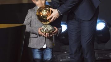 Cristiano Ronaldo, celebra con su hijo Cristiano Jr. el tercer Balón de Oro conseguido, durante la gala de la FIFA que se celebró el 12 de enero en Zúrich, Suiza.