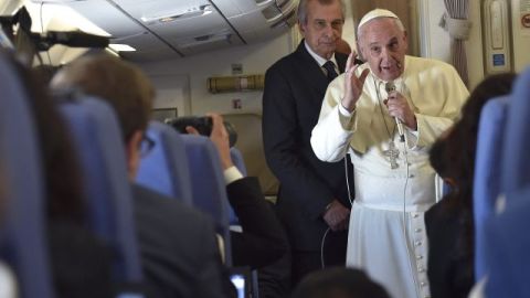 El Papa Francisco habló con los periodistas que le acompañaron en su vuelo de Manila a Roma.