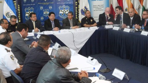Miembros del equipo del exalcalde con autoridades salvadoreñas.