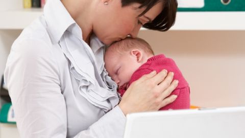 Muchas familias no se pueden permitir tomarse un permiso de maternidad sin salario.