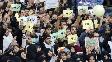 Cientos de personas participaron ayer en una manifestación en Irán contra de la publicación de una caricatura del profeta Mahoma en el semanario satírico "Charlie Hebdo".