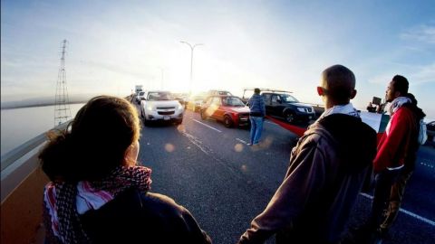 El grupo "Silicon Shutdown" se proclama contra la brutalidad policial y la opresión.