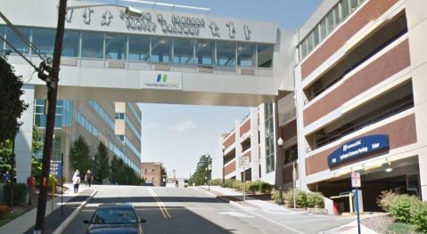 La paciente está en el Hackensack Univerty Medical Center.