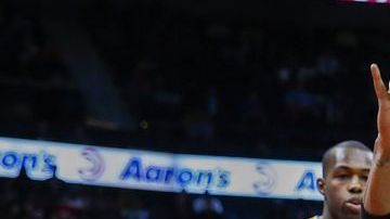 Paul Millsap, de los Hawks de Atlanta, ataca la canasta durante el partido del miércoles contra Indiana.