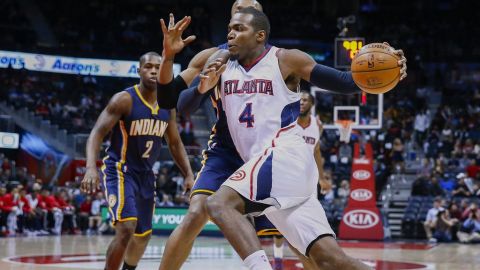 Paul Millsap, de los Hawks de Atlanta, ataca la canasta durante el partido del miércoles contra Indiana.