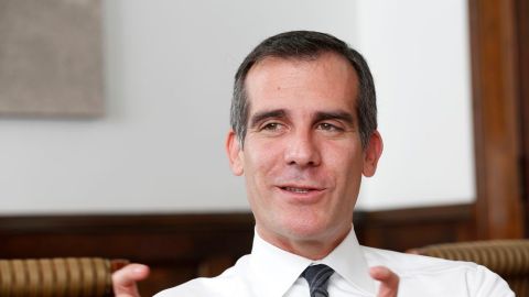 El alcalde Eric Garcetti habla con La Opinión desde el Ayuntamiento de la Ciudad.