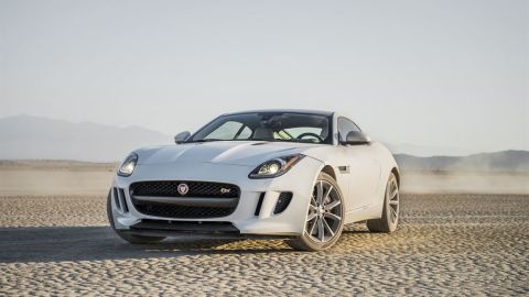 Aunque su sistema de entretenimiento es malo, el diseño del Jaguar F-Type es muy atractivo.