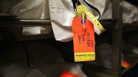 Forenses del condado de Pima en Arizona tratan de identificar los restos de inmigrantes que murieron en el desierto.