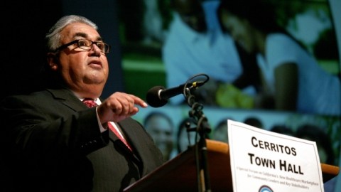 El senador estatal Ron Calderón (en la foto) y su hermano, el ex asambleísta Tom Calderón, enfrentan acusaciones federales de soborno, lavado de dinero, fraude que los tienen al borde de pasar el resto de sus vidas en prisión.