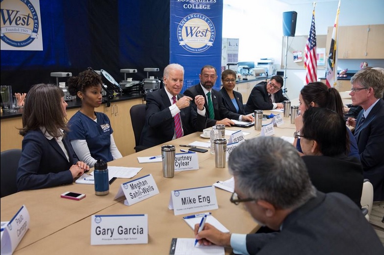Joe Biden habla sobre educación en el Colegio Comunitario del Oeste de Los Ángeles, el viernes 23 de enero.