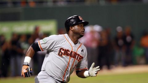Hanser Alberto, de los Gigantes delCibao en acción durante el séptimo partido.