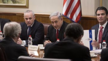El líder israelí Benjamin Netanyahu (c),se reunió con  senadores estadounidense en Jerusalén el pasado lunes.