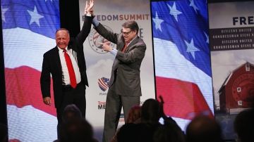 Steve King (R-IA) y el ex gobernador de Texas, Rick Perry (R) asisten a la Cumbre de la Libertad en Iowa.