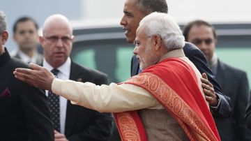 El primer ministro indio Narendra Modi acompaña al presidente Barack Obama a su llegada a Nueva Delhi.
