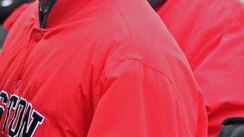 Un niño muestra un cartel de ánimo a los Patriots antes de que el equipo partiera rumbo a Arizona.