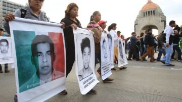 Continúan las marchas para repudiar la desaparición de 43 estudiantes en Guerrero.