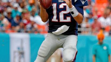 Tom Brady (izq.)  de los Patriots de Nueva Inglaterra y  Russell Wilson de los Seahawks son algunos de los jugadores que van a ser muy seguidos en el gran partido del 1 de febrero.