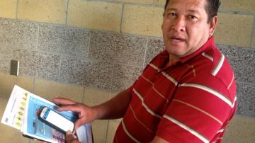 Julio César Urbina, inmigrante hondureño, muestra la aplicación DMV Now en su teléfono celular que usa para estudiar para su examen de manejo.
