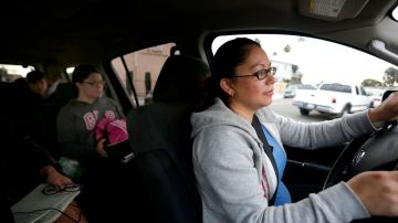 Ramona Iveth Mercado aprovecha de su nueva licencia de manejo para llevar a sus hijas a la escuela.