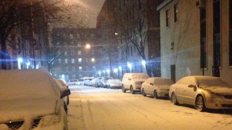 Calles desiertas al iniciar la noche en Queens.