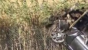 El auto cayó al menos 75 pies sobre un barranco.