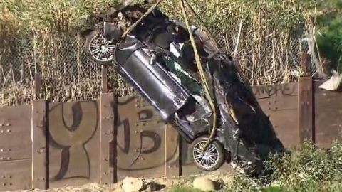 El auto cayó al menos 75 pies sobre un barranco.