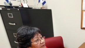 Miguel Velásquez del Centro para Ancianos St. Barnabas platica con Maria Martir.