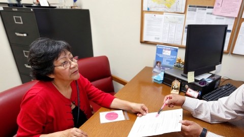 Miguel Velásquez del Centro para Ancianos St. Barnabas platica con Maria Martir.