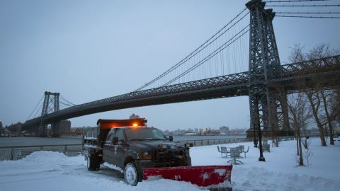 Una máquina quitanieves en el parque de East River, Manhattan.