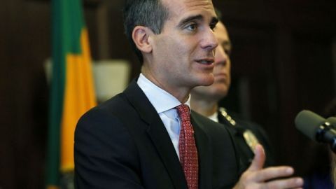 El alcalde Eric Garcetti es uno de los mandatarios locales que defienden alivios.