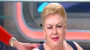 La cantante portó un traje de baño color azul con toques blancos.