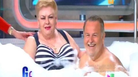 La cantante portó un traje de baño color azul con toques blancos.