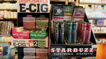 Varias ofertas de cigarrillos electrónicos que pueden comprarse en EEUU.