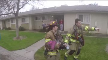 Las imágenes del video muestran cómo los bomberos arriesgaron sus vidas por salvar a los pequeños de Fresno.